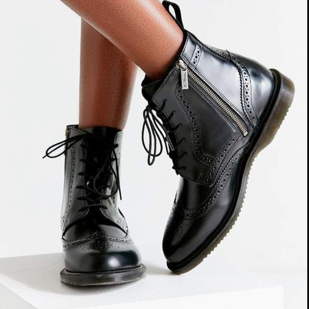 Dr Marten Delphine 8-eye boots (black, W7)